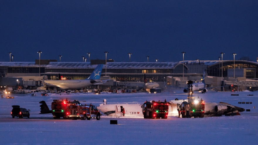 80 người sống sót trong vụ máy bay bị lật và bốc cháy ở Canada