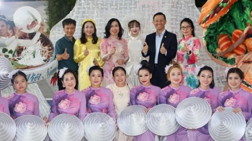 Vietnamese in Singapore join Chingay Parade 2025