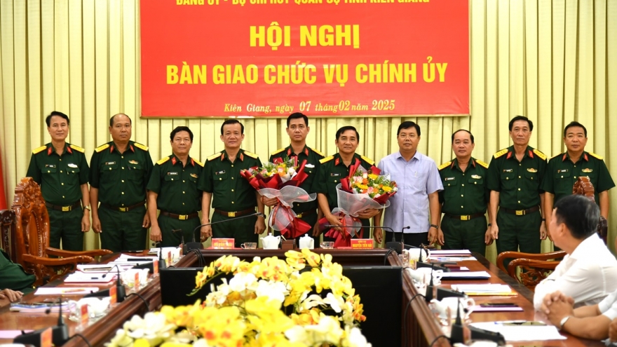 Bàn giao chức vụ Chính ủy Bộ Chỉ huy quân sự tỉnh Kiên Giang