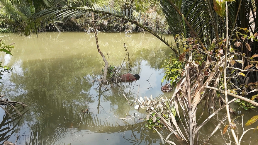 Một người chết trôi nổi dưới kênh ở Bến Tre