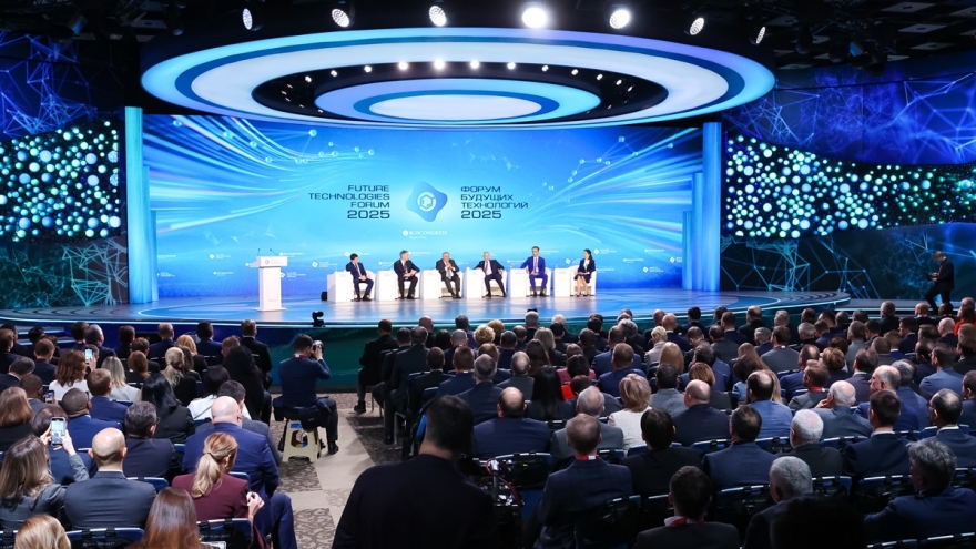 Tổng thống Nga Vladimir Putin dự phiên toàn thể Diễn đàn Công nghệ Tương lai