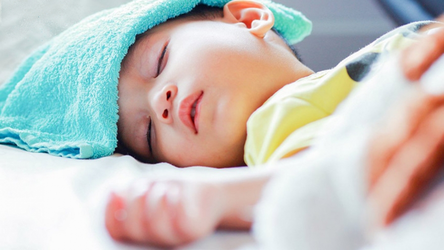 Trẻ bị sốt co giật, cha mẹ cần phải làm gì?