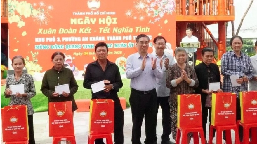 HCM City presents Tet gifts worth VND110 billion to poor, policy beneficiaries