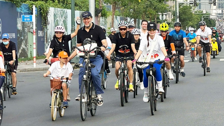 Green cycling event in HCM City draws 400 riders