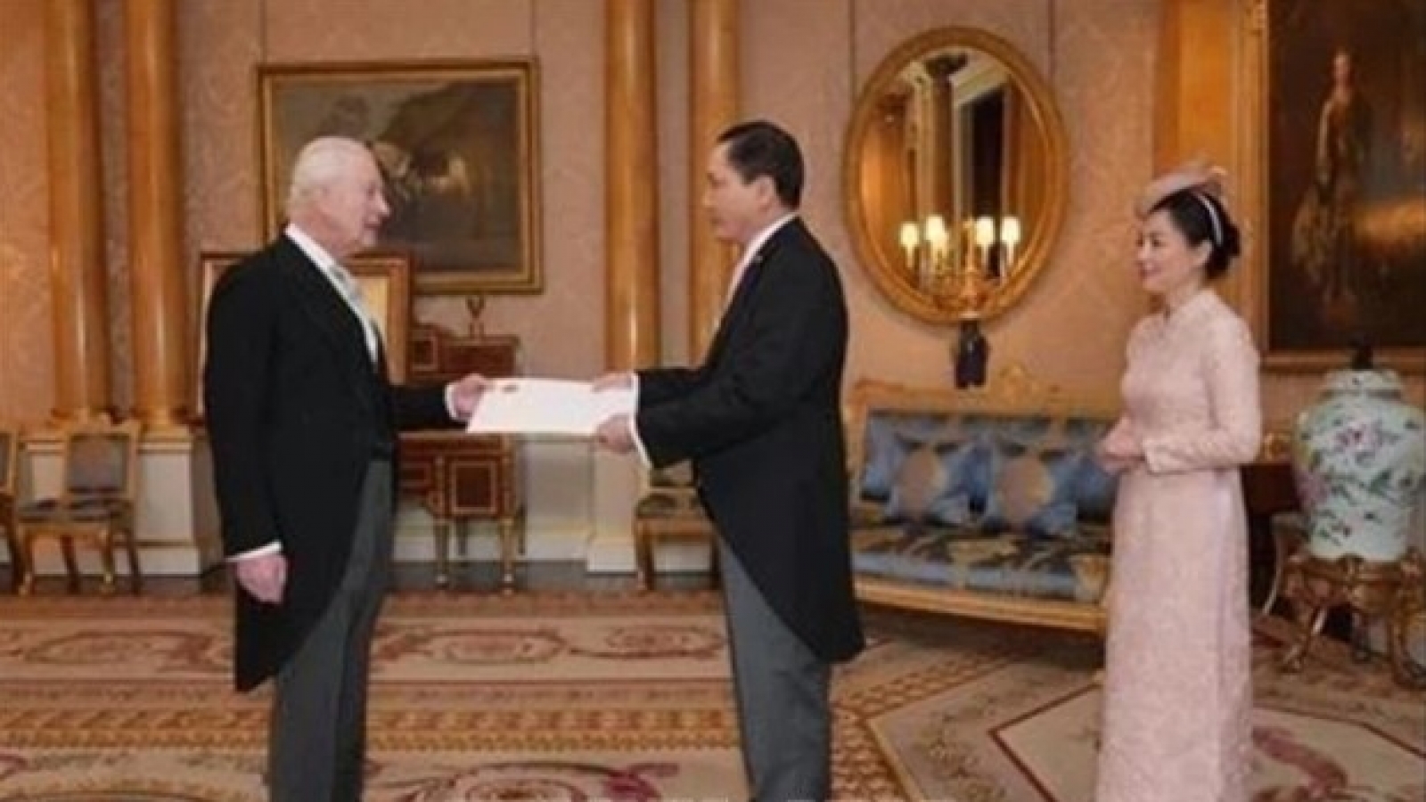 UK King affirms support for multifaceted cooperation with Vietnam