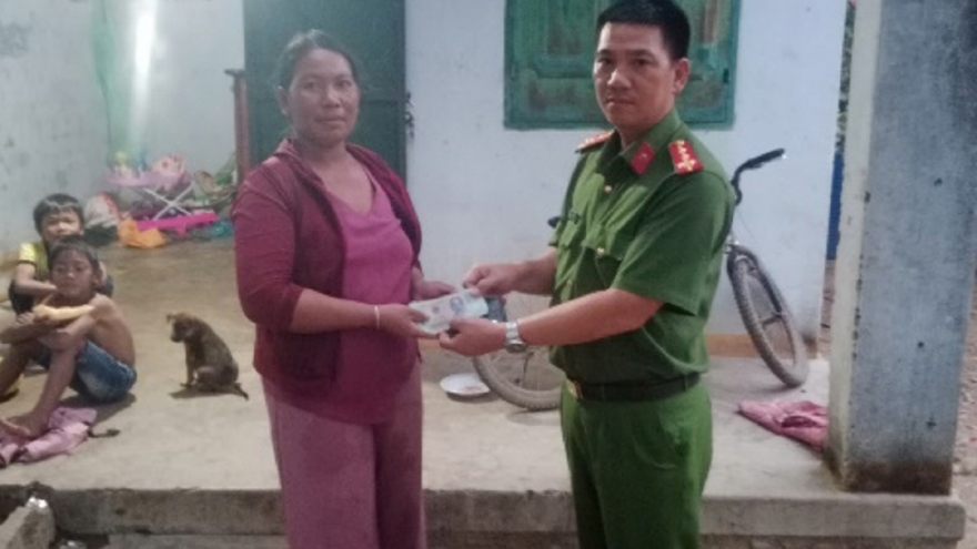 Nhờ công an, người phụ nữ nhận lại 17 triệu đồng vay mượn làm nhà