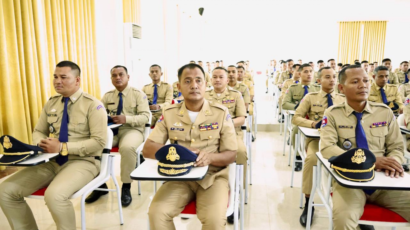 Campuchia xem xét điều sĩ quan cảnh sát vi phạm kỷ luật ra biên giới công tác