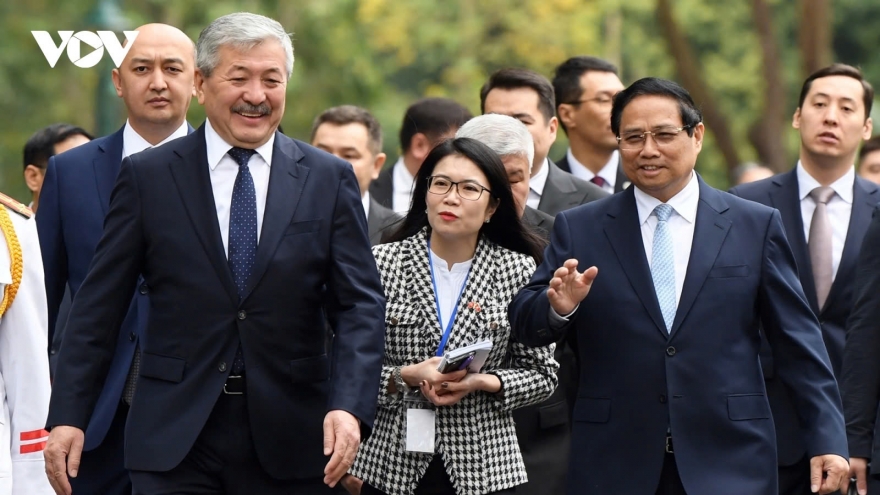 Welcoming ceremony for Kyrgyzstan PM Adylbek Kasimalyev in photos