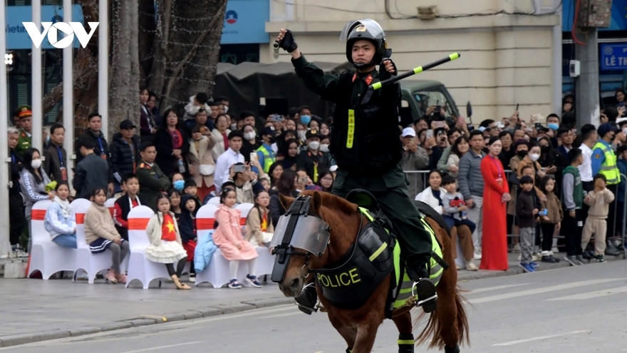 Spectacular performances by Cavalry Mobile Police and police dogs in Hanoi