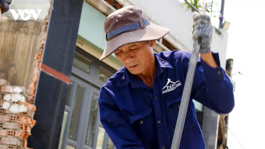 City workers struggle to make a living amid scorching heat