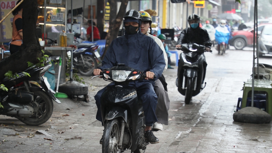 "Quên" Nghị định 168, nhiều người lại leo vỉa hè, vượt đèn đỏ, bị phạt 5 triệu