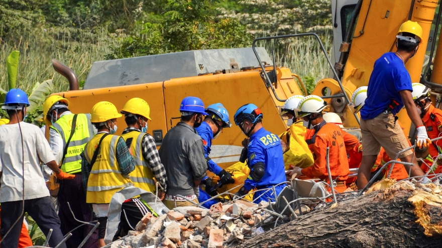 Hy vọng mới khi nhiều người được tìm thấy trong trận động đất ở Myanmar