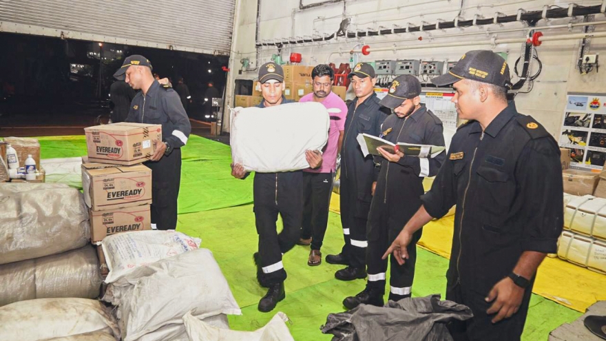 Vận tải cơ và tàu hải quân Ấn Độ đưa lực lượng và hàng hóa sang hỗ trợ Myanmar