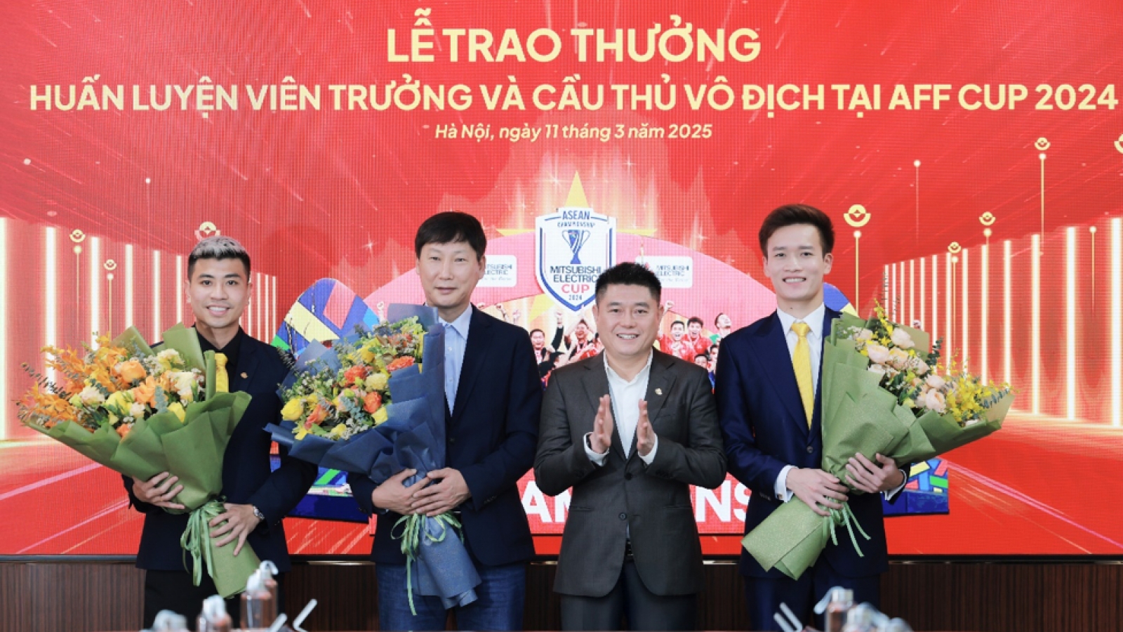 LPBank trao thưởng cho Huấn luyện viên trưởng và cầu thủ vô địch AFF CUP 2024