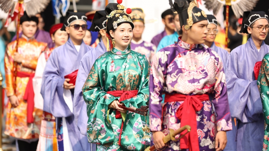 Hàng nghìn người mặc áo dài xác lập kỷ lục tại concert "Anh trai vượt ngàn chông gai"