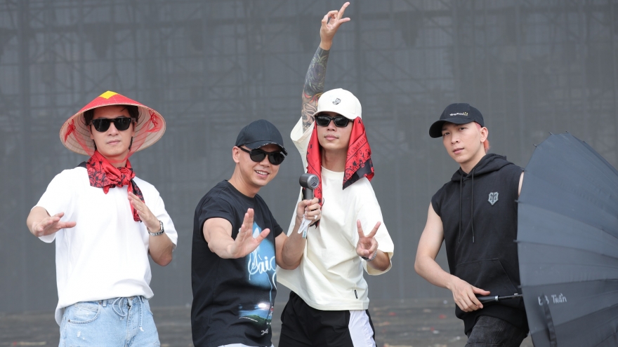 Dàn “Anh trai vượt ngàn chông gai” mặc kín mít, đội nắng tập luyện cho concert