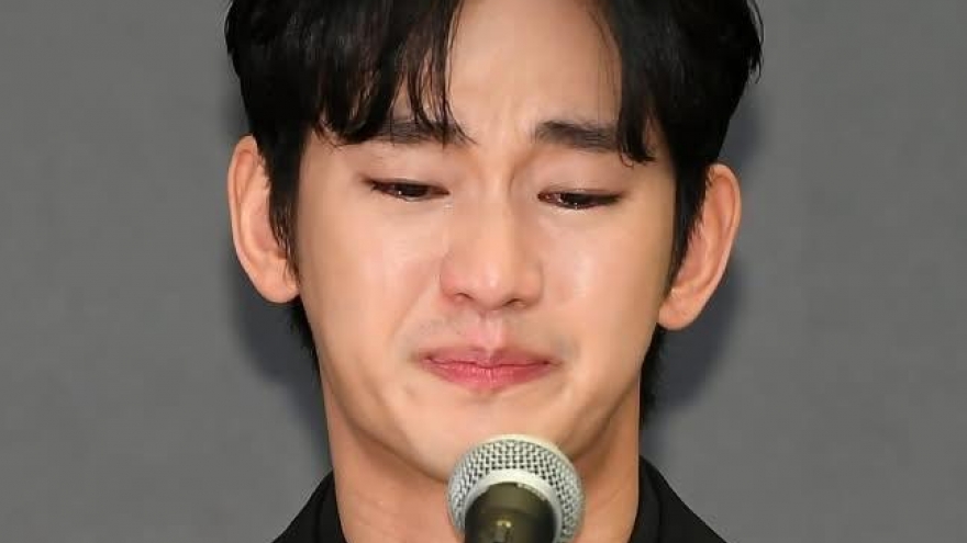 Kim Soo Hyun khóc tại họp báo, thừa nhận mình là "kẻ hèn nhát"