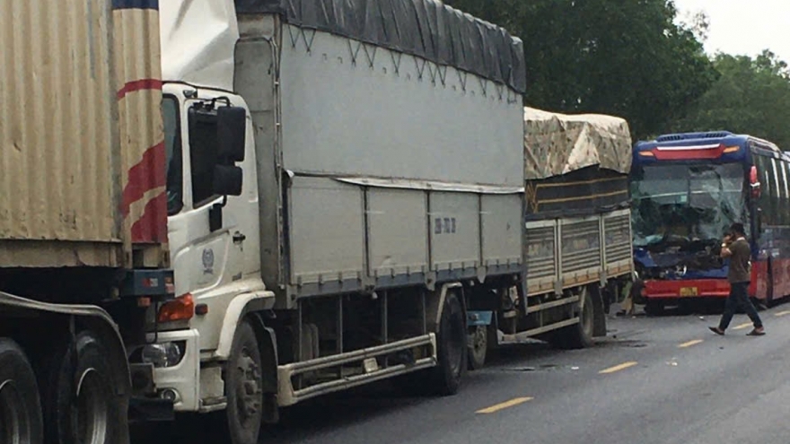 4 xe đâm nhau liên hoàn trên đường tránh lũ Quốc lộ 1A