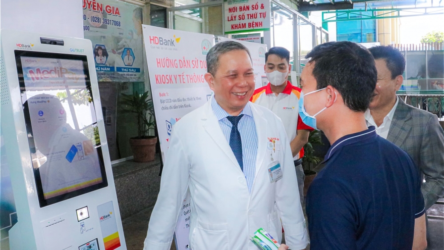 Giảm tải bệnh viện, khám chữa bệnh tiện lợi hơn với Kiosk thông minh HDBank