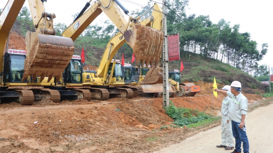 Vì sao hai dự án thành phần đường Hồ Chí Minh chậm tiến độ?