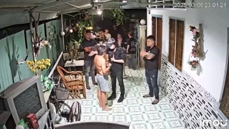 Tạm giữ nhóm người xông vào nhà dân uy hiếp đòi nợ ở Đồng Nai