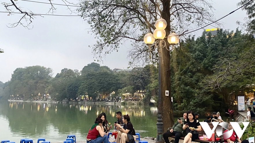 Những cột đèn điện đầu tiên ở bờ Hồ