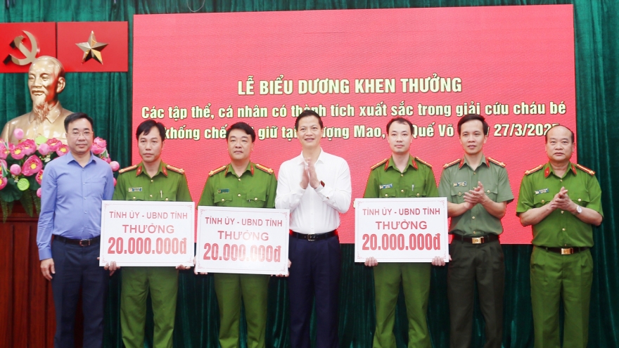 Bắc Ninh thưởng nóng lực lượng giải cứu bé gái bị khống chế trên mái nhà