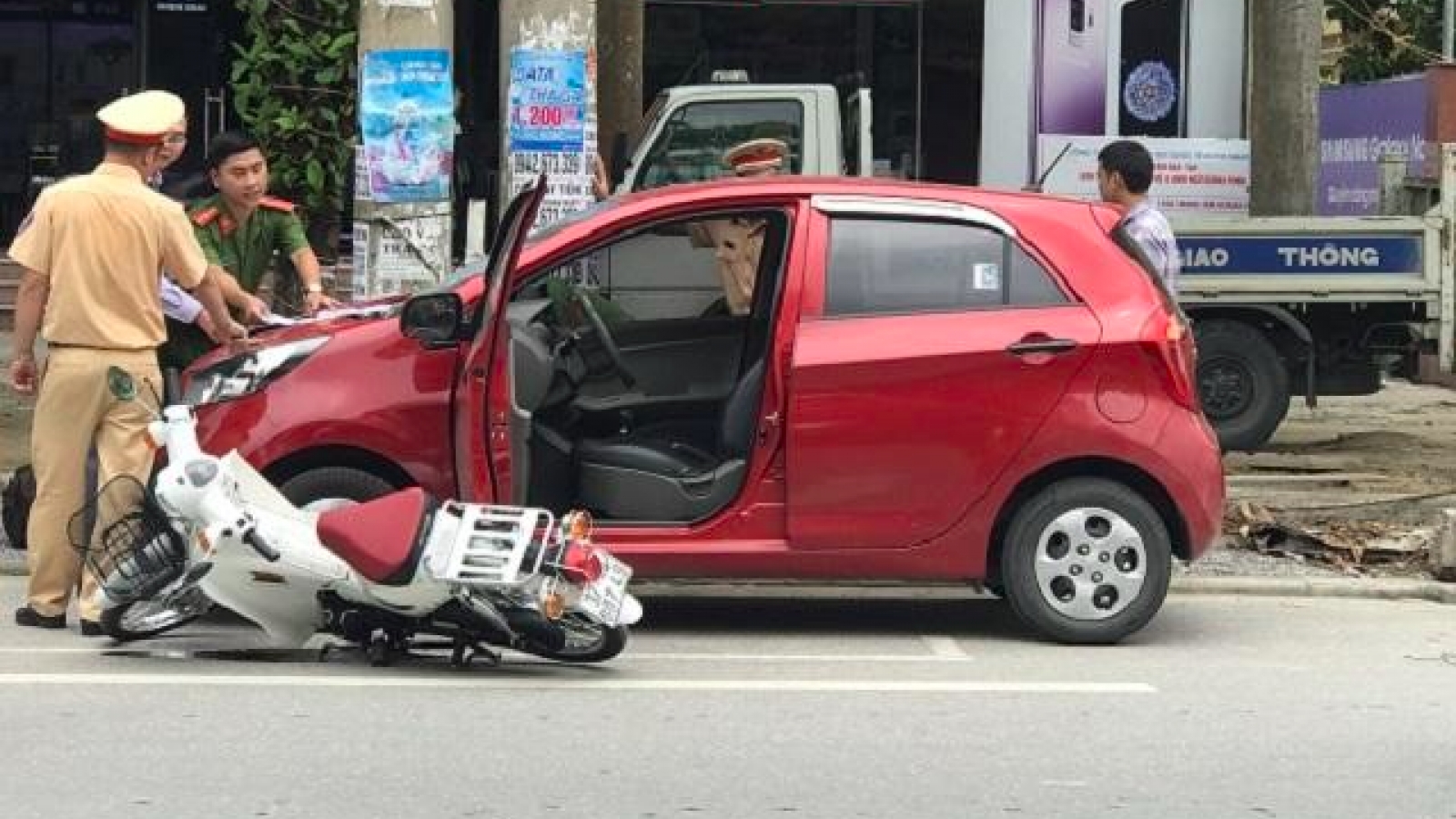Những lưu ý khi mở cửa xe ô tô để tránh gây tai nạn