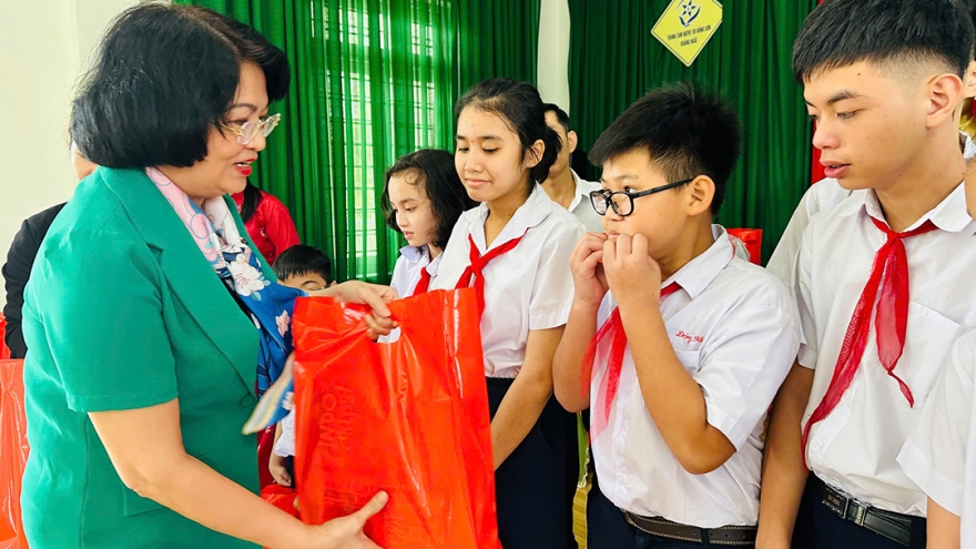 Bà Đặng Thị Ngọc Thịnh thăm trung tâm nuôi dạy trẻ khuyết tật ở Quảng Ngãi