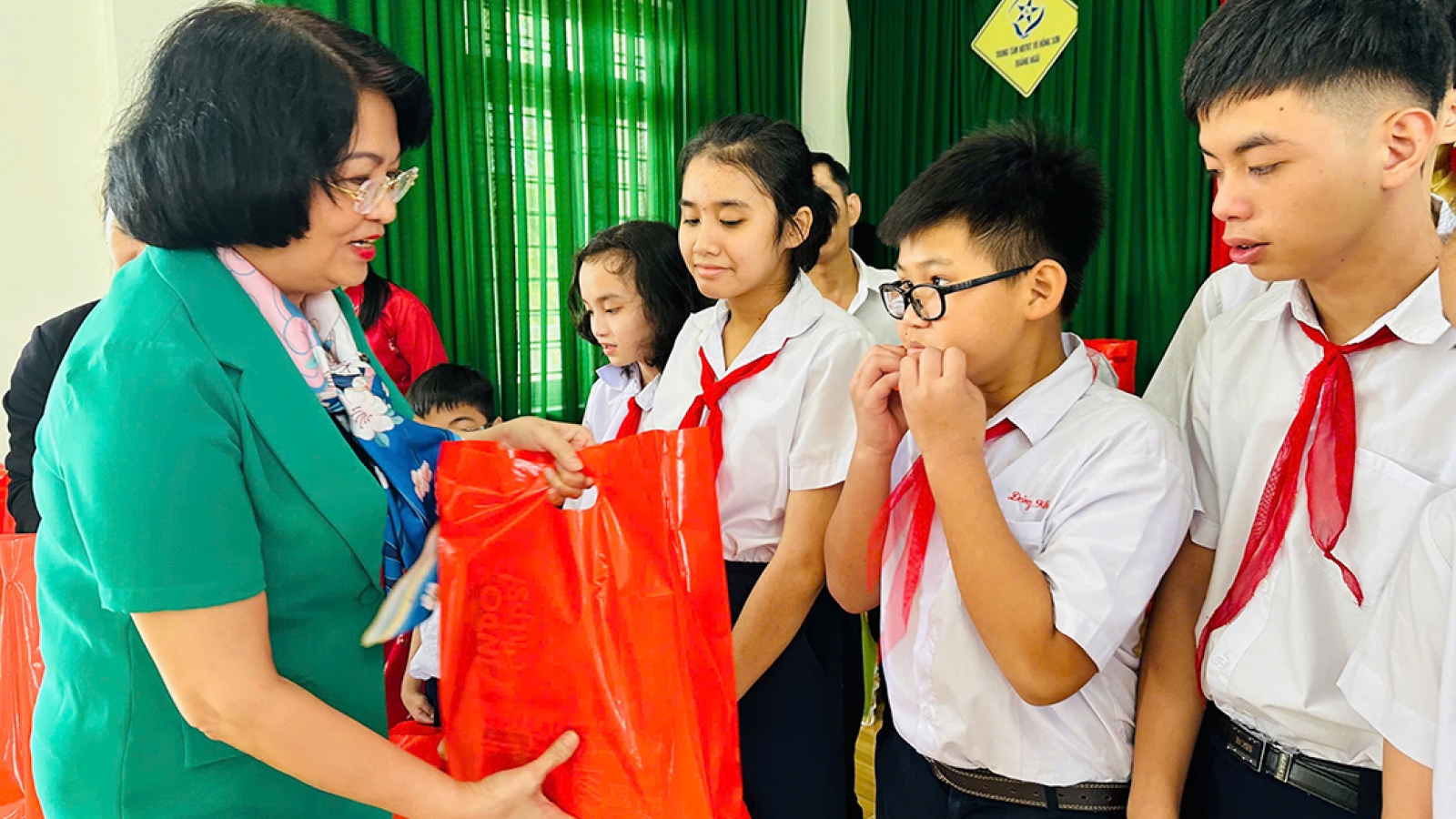 Bà Đặng Thị Ngọc Thịnh thăm trung tâm nuôi dạy trẻ khuyết tật ở Quảng Ngãi