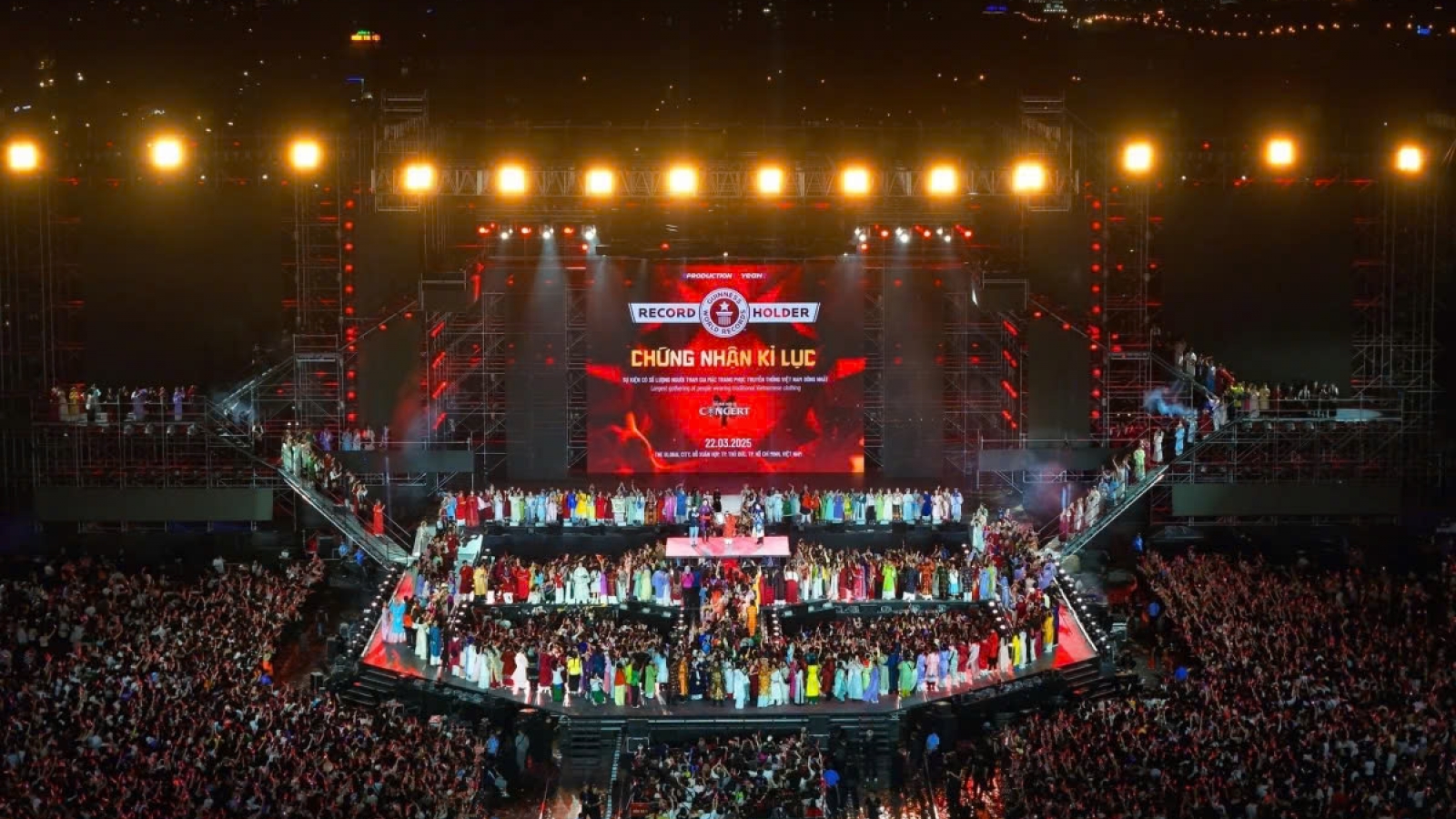 Vietnamese male artists concert sets a world record