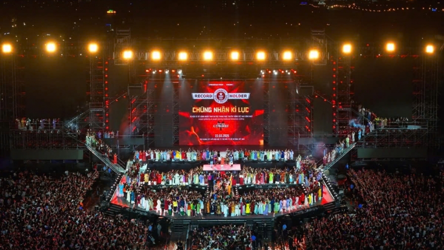 Vietnamese male artists concert sets a world record
