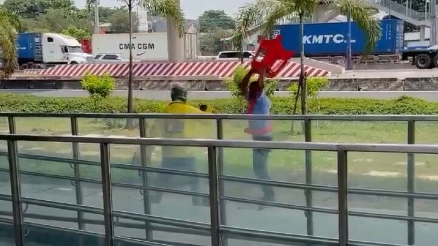 Vì sao bảo vệ nhà ga metro đánh nhau với tài xế xe ôm công nghệ?