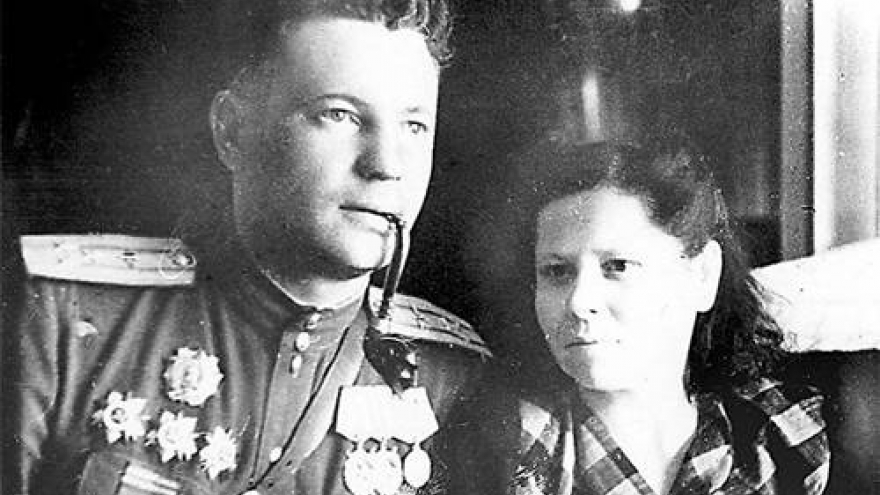 Phi công duy nhất trong lịch sử được cả Hitler và Stalin trọng thưởng