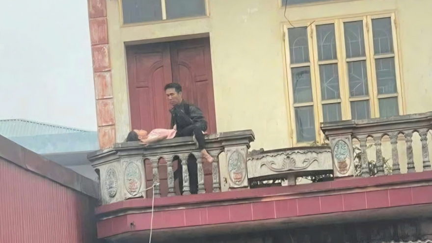 Nghẹt thở giải cứu bé gái bị khống chế, lôi lên mái nhà ở Bắc Ninh