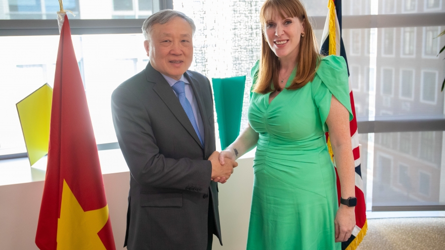 Phó Thủ tướng Nguyễn Hòa Bình gặp Phó Thủ tướng Anh Angela Rayner