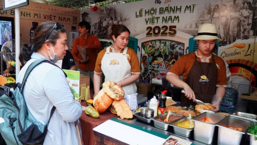 Largest Vietnamese sandwich festival draws locals and tourists