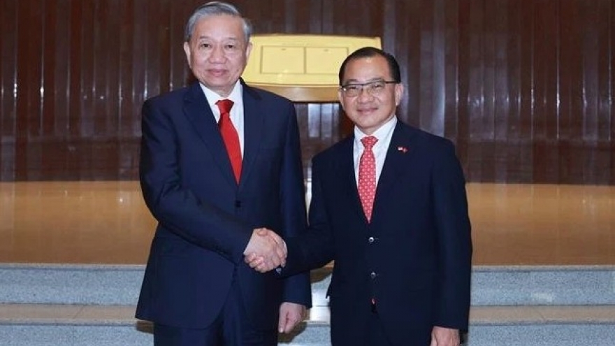 Vietnamese Party leader meets with Singaporean Parliament Speaker