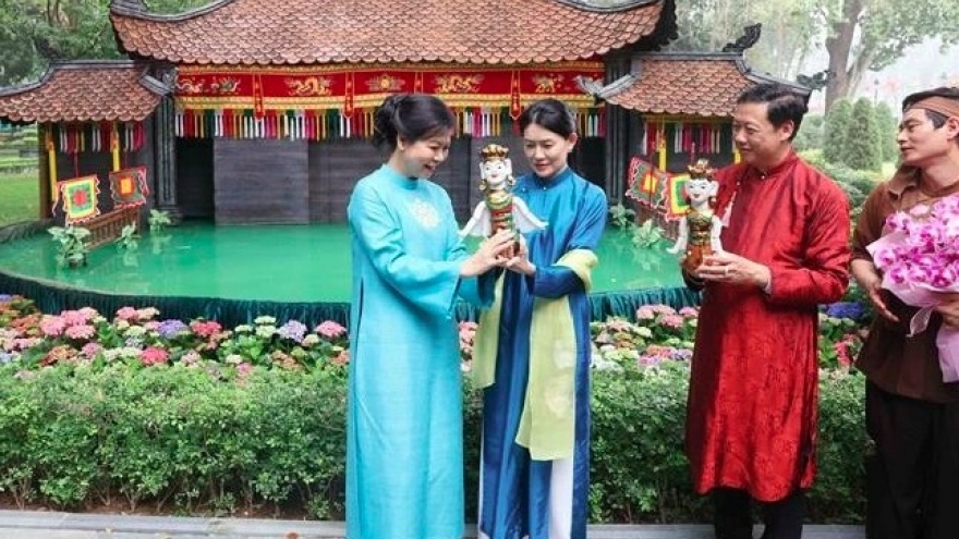 Spouses of Vietnamese Party leader, Singaporean PM contemplate water puppetry