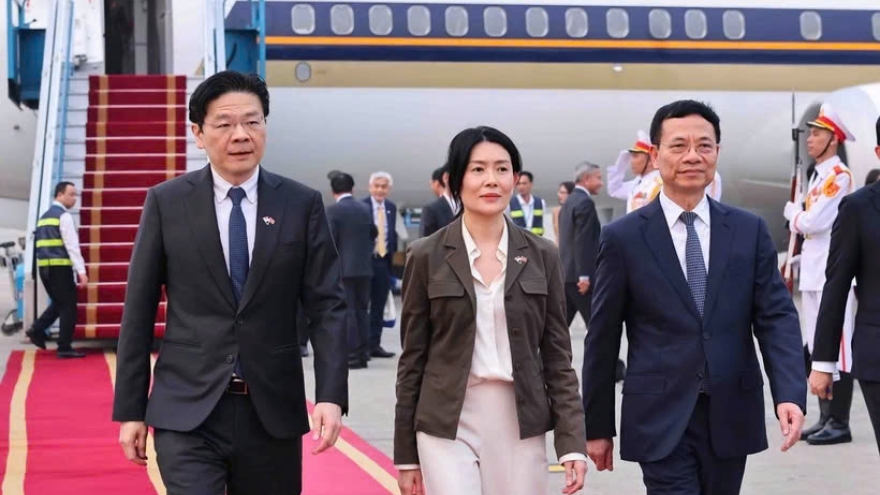 Singapore PM Lawrence Wong arrives in Hanoi for official visit to Vietnam