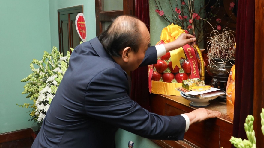 Thủ tướng dâng hương, tưởng nhớ Chủ tịch Hồ Chí Minh
