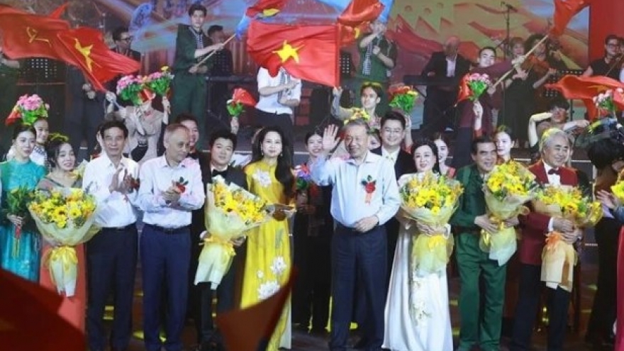 Party chief attends music show honouring Party’s historic journey