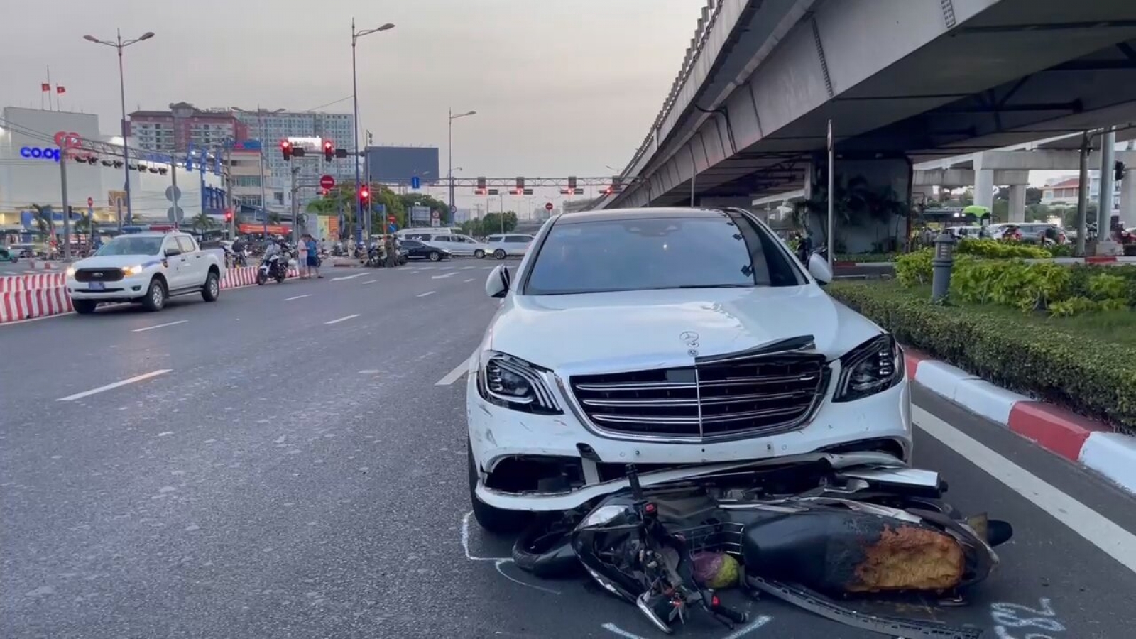 Nữ tài xế lái Mercedes tông 10 xe máy đang chờ đèn đỏ