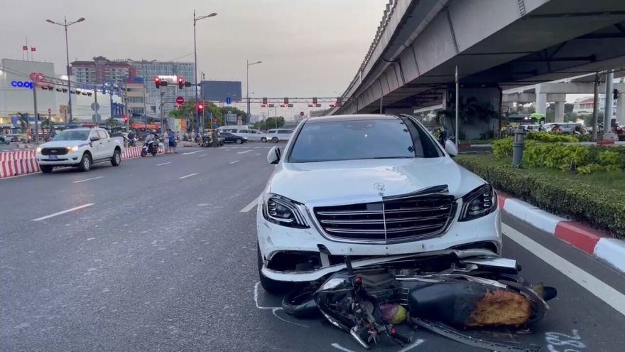 Nữ tài xế lái Mercedes tông 10 xe máy đang chờ đèn đỏ