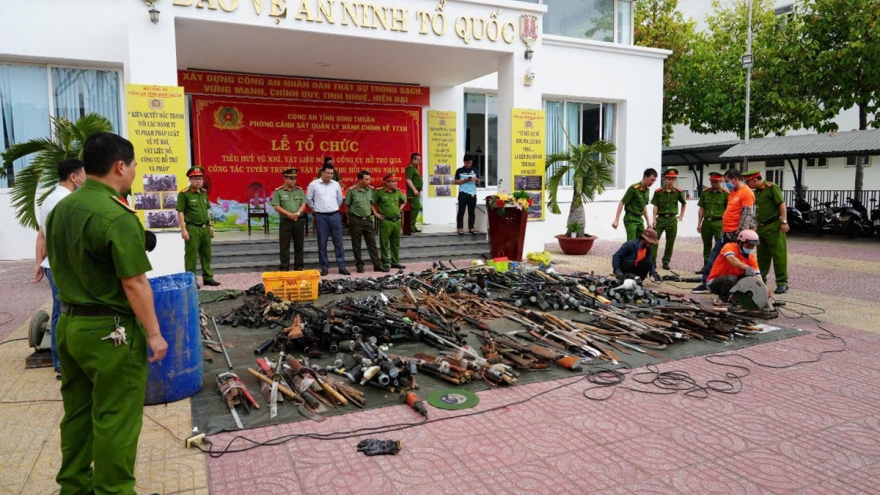 Bình Thuận tiêu hủy hơn 4.000 vũ khí, công cụ hỗ trợ và pháo