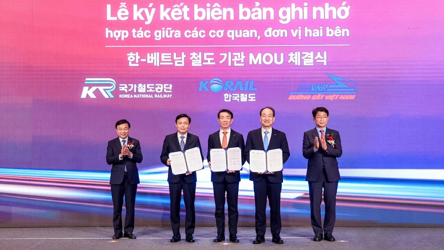 Vietnam and RoK ink cooperation documents on railway development