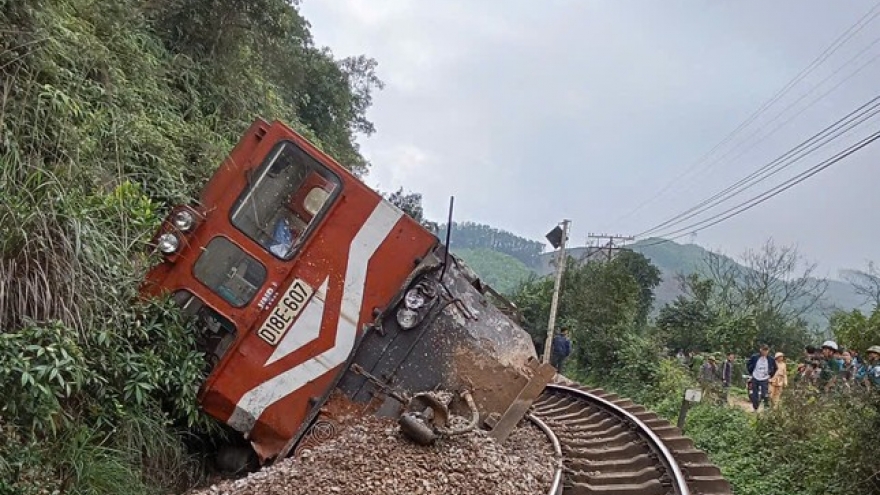 Train-truck collision paralyzes North-South railway