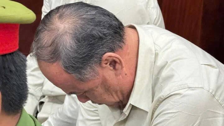 Xét xử cựu Chủ tịch An Giang cầm tiền, ‘nâng đỡ’, tiếp tay khai thác cát lậu