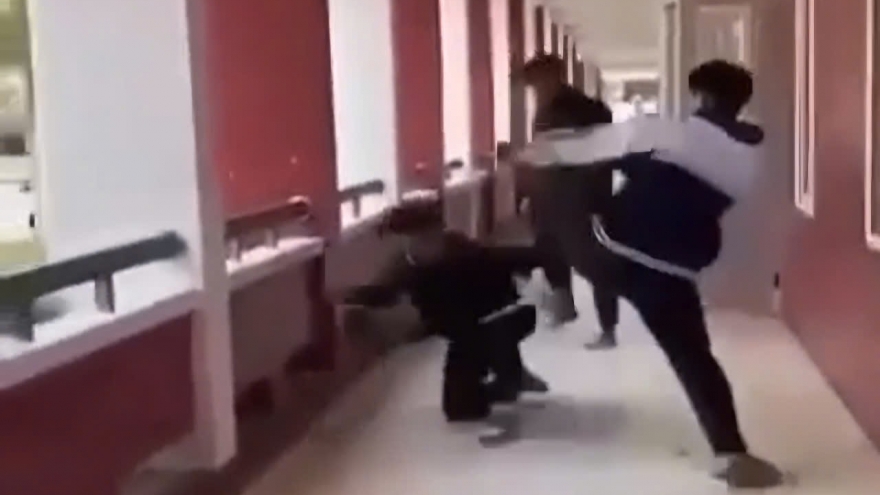 Nữ sinh lớp 11 ở Nghệ An bị đánh hội đồng phải nhập viện