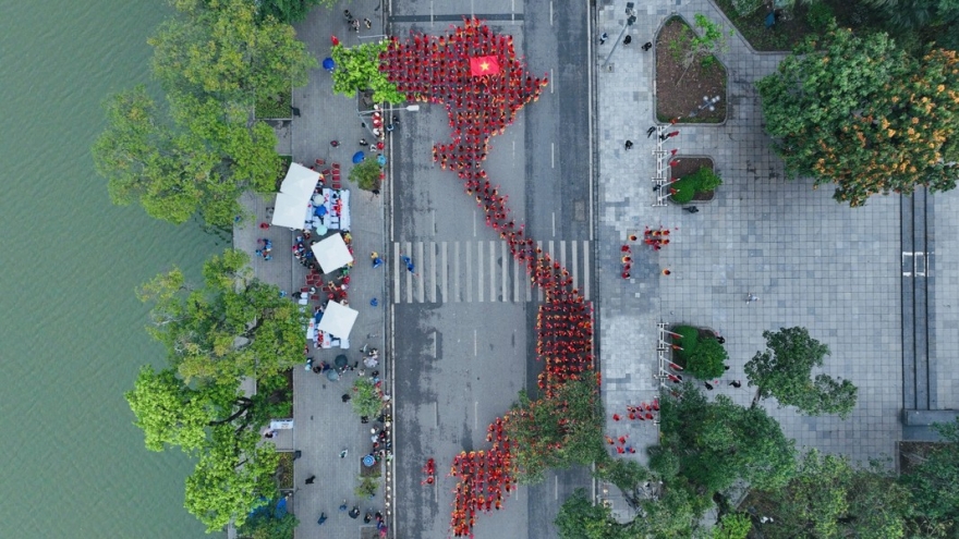 1,000 women join Ao Dai parade and form map of Vietnam